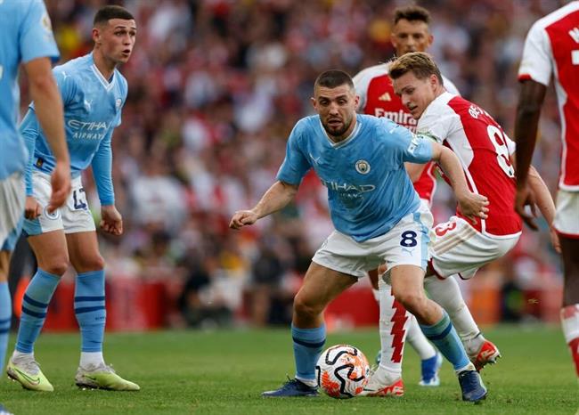 2 lần vào bóng bằng gầm giày, Kovacic thoát thẻ đỏ khó tin